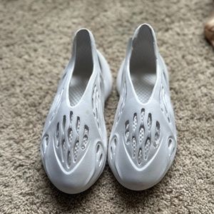 WHITE CUT OUT SLIP ON SLIDES